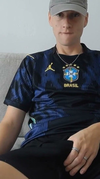 Tesão irmão pego masturbando depois de praticar futebol versão longa