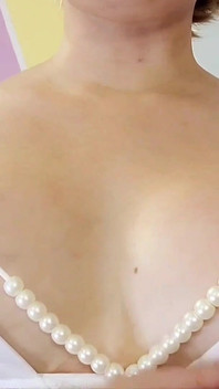 Reina Hanno White Pearl temalı elbise ve ses