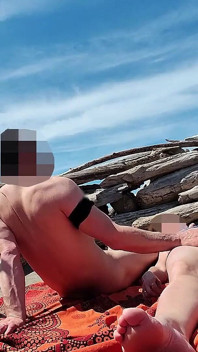 253 - feuchte muschi am strand fingern und wird vom beobachter erwischt und unterbrochen - Misscreamy