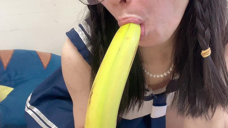 sweethanajapanese: Drobna Hana w stroju college'u pieprzyć banana owoc seksowny Sexy...