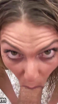 Sexy stripper Stevie Smith en primer plano, mamada facial