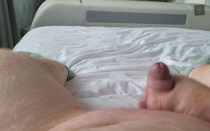 Daddysmudge: Un papa branle sa bite du matin et jouit
