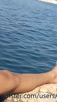 Summer manzaranın tadını çıkarıyor ve yumuşak penisi okşuyor