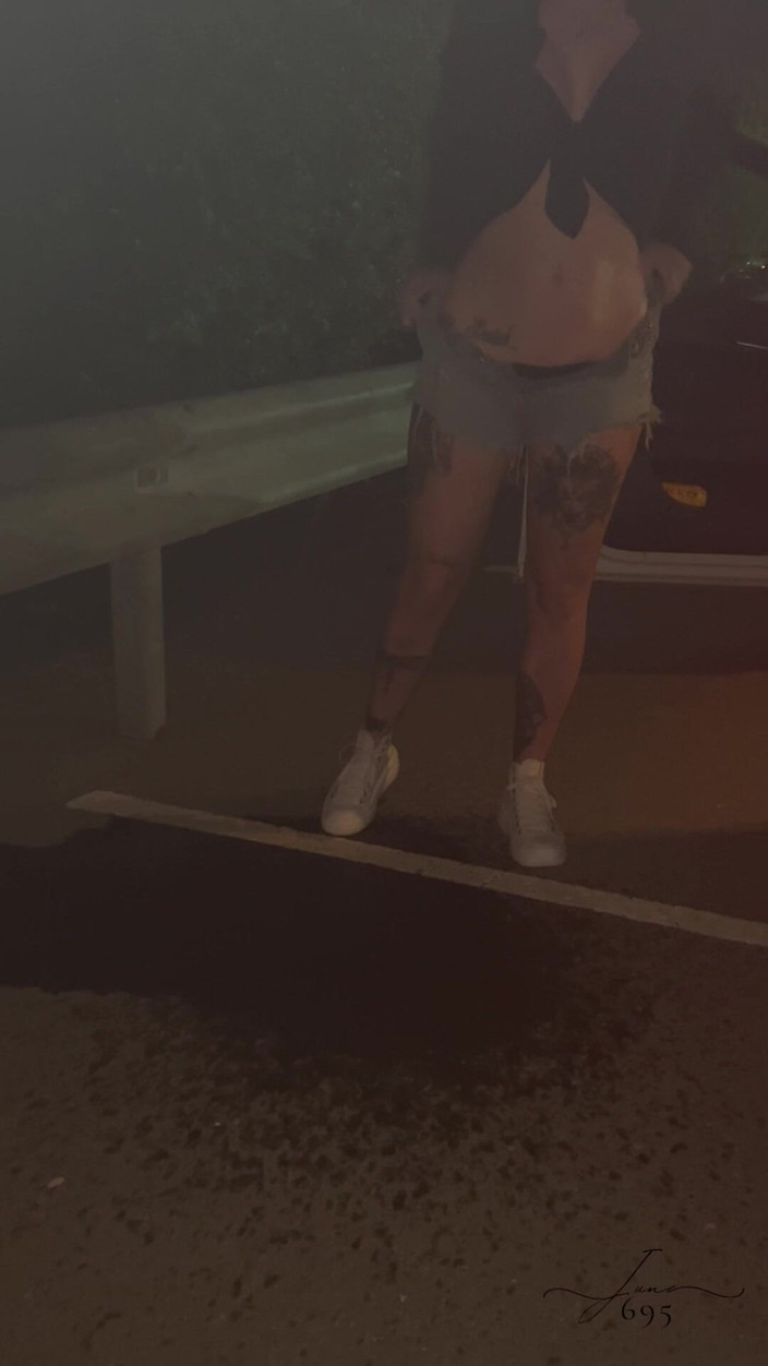 June695: Zlatá sprcha v ulici