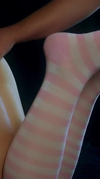 Měla jsem na sobě své sexy dlouhé ponožky a pomohla mu tvrdě se na ně vystříkat