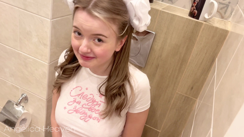 AngelicaHeaven: Le beau-père trouve la fille dans les toilettes, lui pisse...