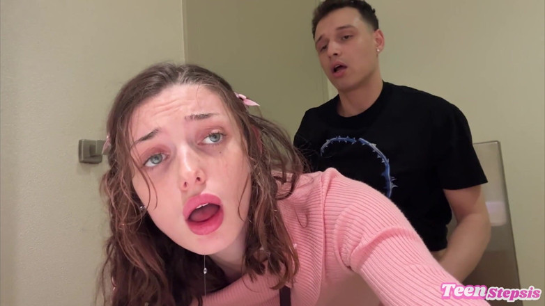 Teen StepSis: Daisy Love follando en el baño de un centro comercial