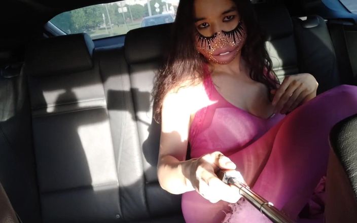Little pony boy: 차에서 몸을 보여주는 하이힐을 신은 핑크 섹시한 아시아 소녀 레이디보이