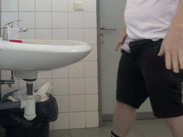 AmateurBoysPissing: Lelaki Mengambil Sampel Air Kencing di Tandas Hospital