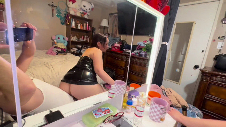 Wettywest: Mama mea vitregă mă lasă să mă fut dacă îi păstrez...