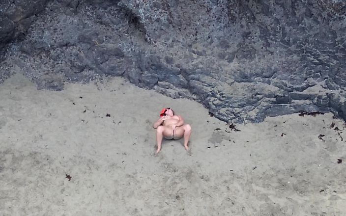 Emma Voyeur: Naakte schoonheid op het strand - drone pov erotische ontspanning