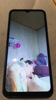 Edepsiz sürtük sahip olduğu dölle boğazının derinliklerinde o yarağın üzerinde kendi pornosunun öğürdüğünü izliyor