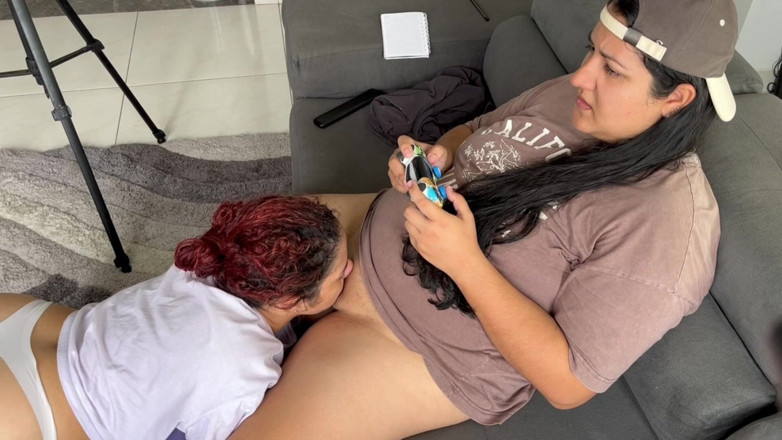 danielax: Main game penting dan adik tiriku cuma pengen jilat memekku