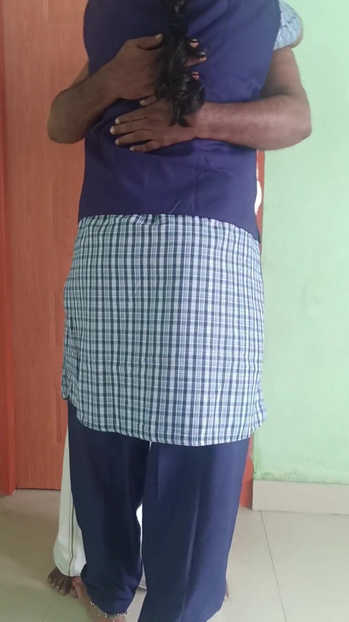 Wonder: Студентка Ченнаї з романтикою стоячи в уніформі з учителем на у відпустці