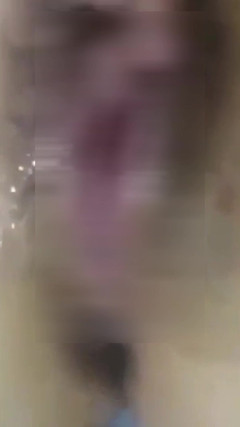 yellowsubmarine: Masterbating framför kameran