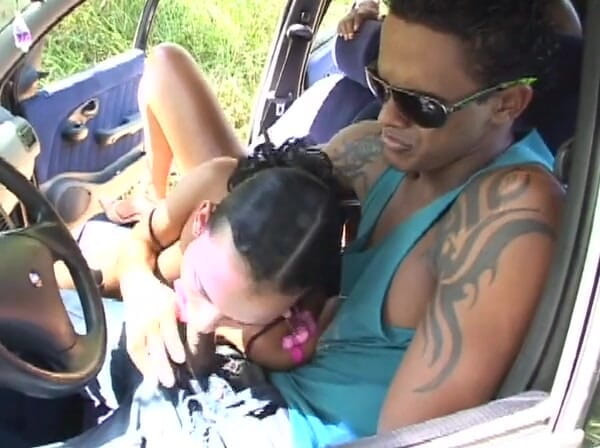 European Classics: Orgia in auto con ragazze che masturbano su un cazzo