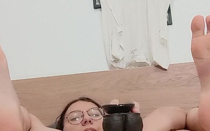Softbrattypuppy: Tight ny rakad rosa fitta med kul med en BBC -dildo