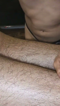 Svalnatý wrestler dostane lízání zadku během gay masáže - nečekané rimming sezení