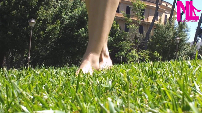 Nyllady: Nyllady mergând desculță pe Th Grass într-un parc