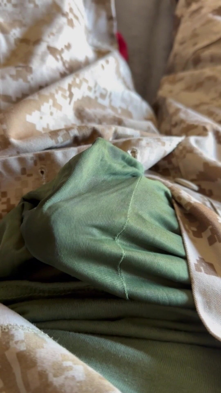 Gay Soldier Stuff: Специалист американской армии носит морскую униформу свидания и дрочит в нем, стреляя его спермой!