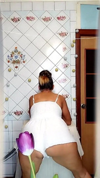 Calda Matura Lukerya Twerka Il Culo in Pantaloncini Bianchi in Cucina, Alla Pecorina E Provoca Flirtando