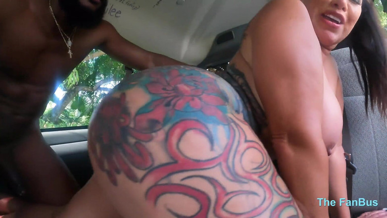 The Flourish XXX: QueenRogue och MassagebyBlack knullar i buss