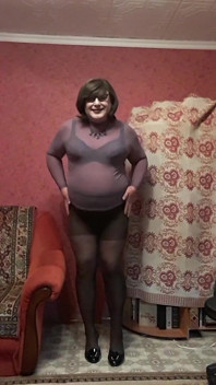 Sissy Irene Sundá její punčocháče a hladí se