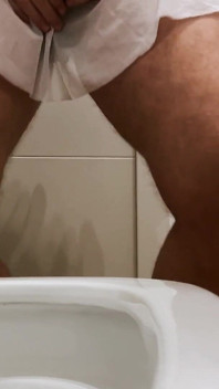Crossdresser Mit Großem Po Im Minirock Pinkelt