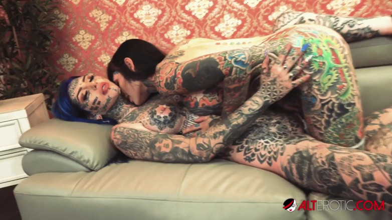 Alt Erotic: Tiger Lilly mengongkek Amber Luke dengan strap-on