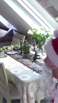 Der weihnachtsmann macht 3 freche mädchen zum schnee
