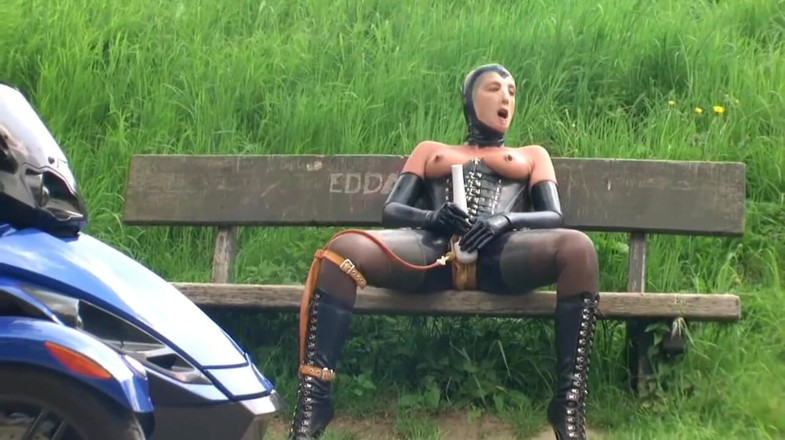 Rubber & Clinic Studio - 1ATOYS: Bizarr outfit - versauter spaziergang mit pissende spaß