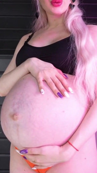 Pregnant in Cameltoe