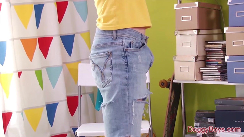 Doggy boys: Jovem Jack off Artist rebenta uma grande carga de porca