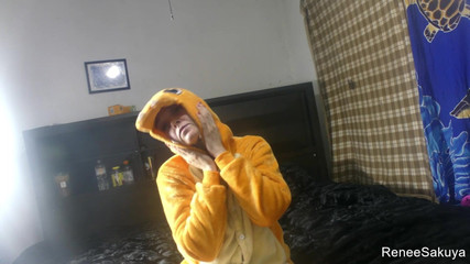 Renee Sakuya: Renee Sakuya tančí v charizardského obleku, tichý film