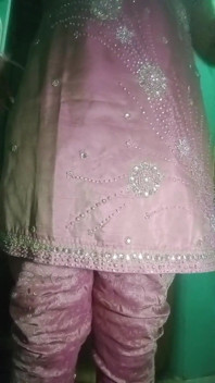 Bini Crossdresser Gay India Gaurisissy Dalam Salwar Merah Jambu Kurta Menekan Buah dada besarnya