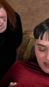 Allison y Tiffany usan una aplicación para sentarse