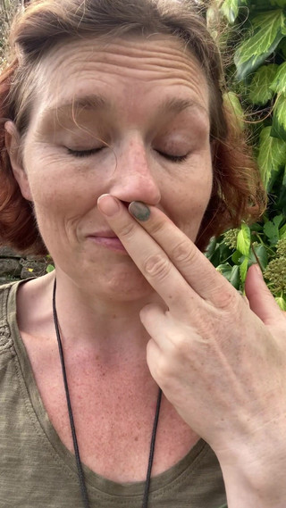 MistressWriggler: Čichání mých páchnoucích kundičky prstů v odlehlé zahradě, nevím, že starý...