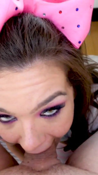 Si rambut coklat panas Kimber Woods pov blowjob deepthroat dan dikongkek
