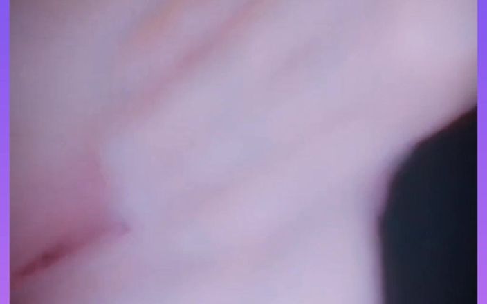 Redhead Rebel: Une coquine joue avec sa chatte délicieuse