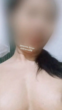 jeje harlina apna bara dikha rahi hai