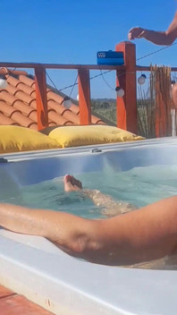 Une femme mature blonde amateur aime le plaisir sexuel à l’extérieur