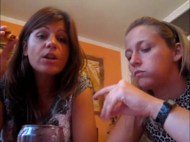 Solo Austria: Melady und Cindy essen