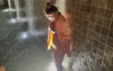 Monika FoXXX studio: Моніка Фокс ходить біля водної стіни