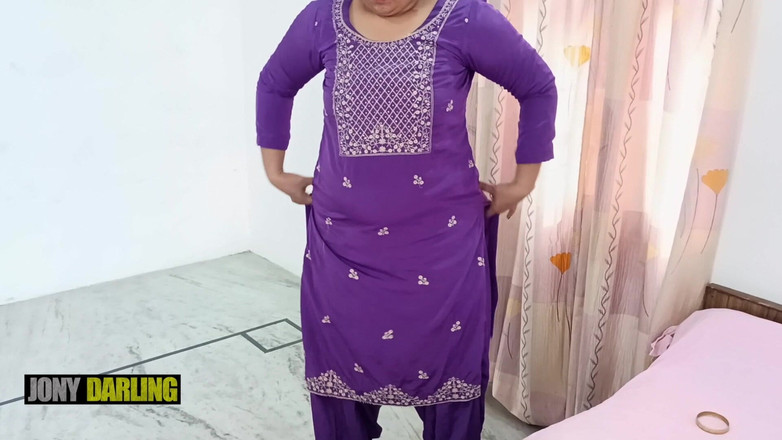 Jony Darling: 파키스탄 무즈라 송에서 펀자브 수트를 입고 춤을 추는 누드 새엄마