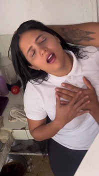 Fata studentă face sex oral și vaginal cu tatăl ei vitreg