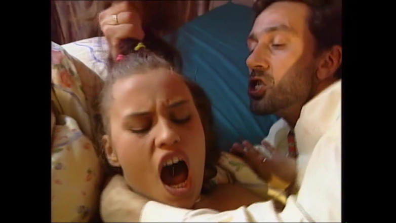 Deutschland porn: Cette pute latina excitée était très satisfaite quand elle se fait...