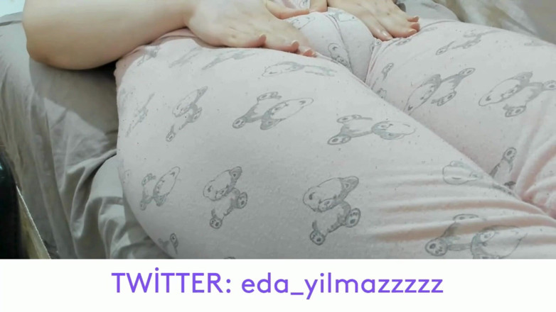 bigass_sexy_bigboobs: Zoccolo di cammello- masturbazione in pigiama- figa gonfia- Figa gonfia-...