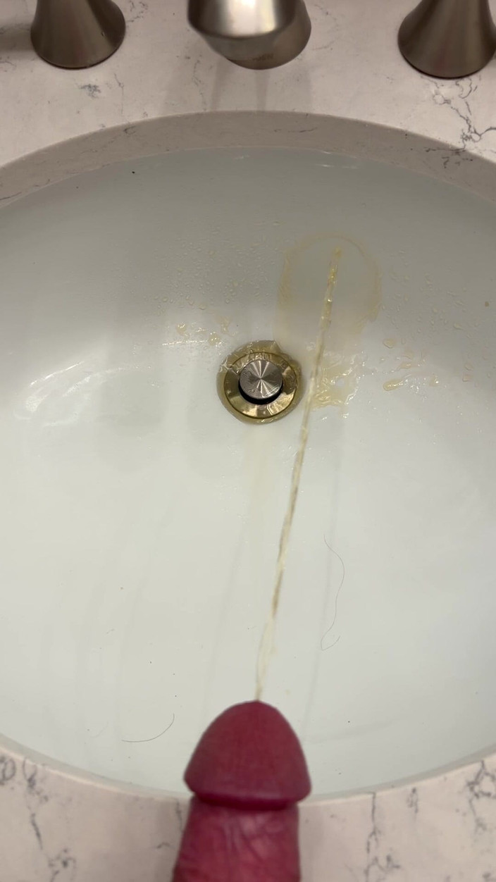 Tatted Daddy: Gootsteen pissen in slow motion