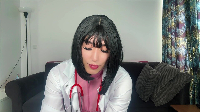 Viper Fierce: Mayhem médical : une doc trans domine un patient avec une énorme...