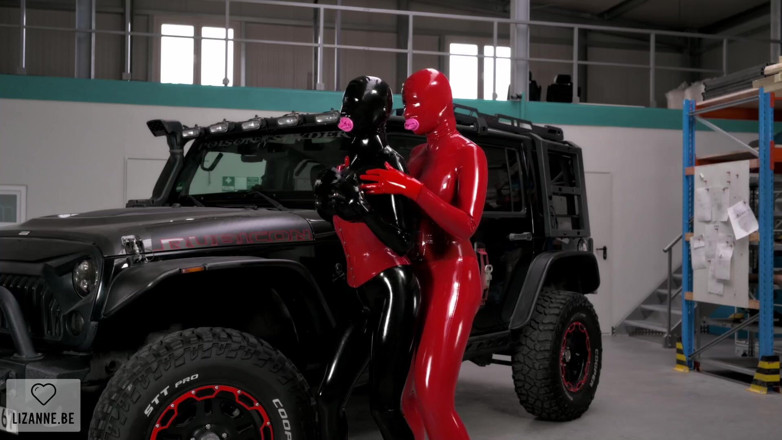 Lizanne: 2 chicas un coche